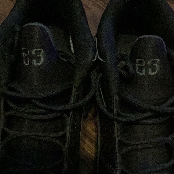 BOYS JORDSNS SIZE 8.5 #9 - Picture 5 of 7